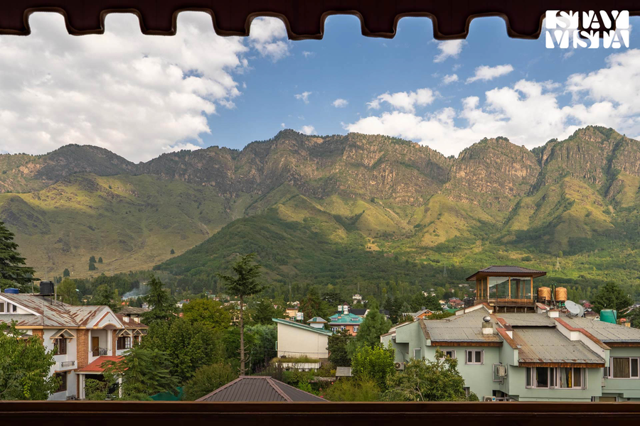 stayvista at emaarat chalet