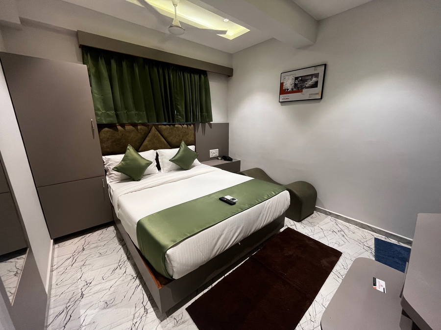 privilon hotel prahladnagar