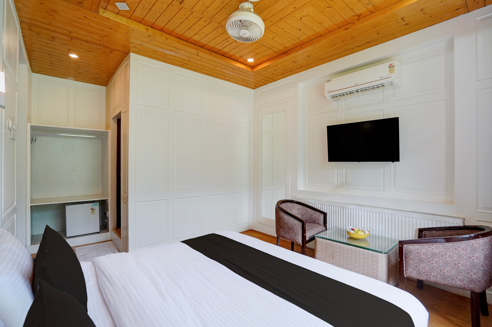 palette hotel regency valley view pahalgam