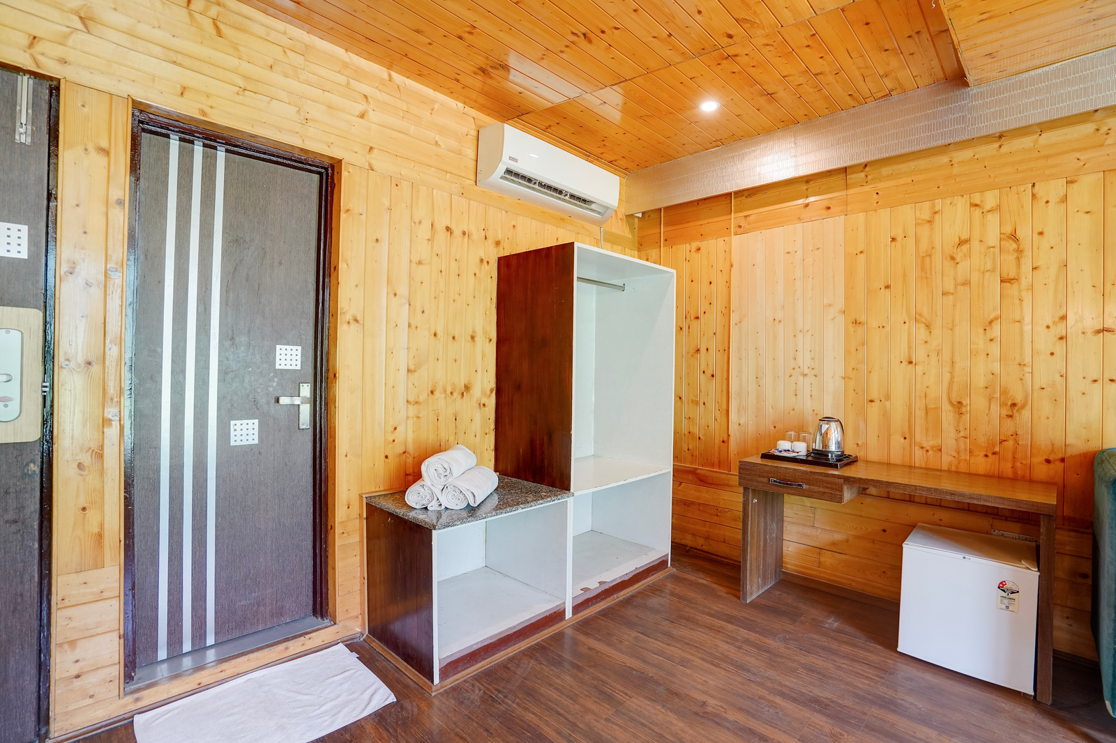 palette hotel regency valley view pahalgam