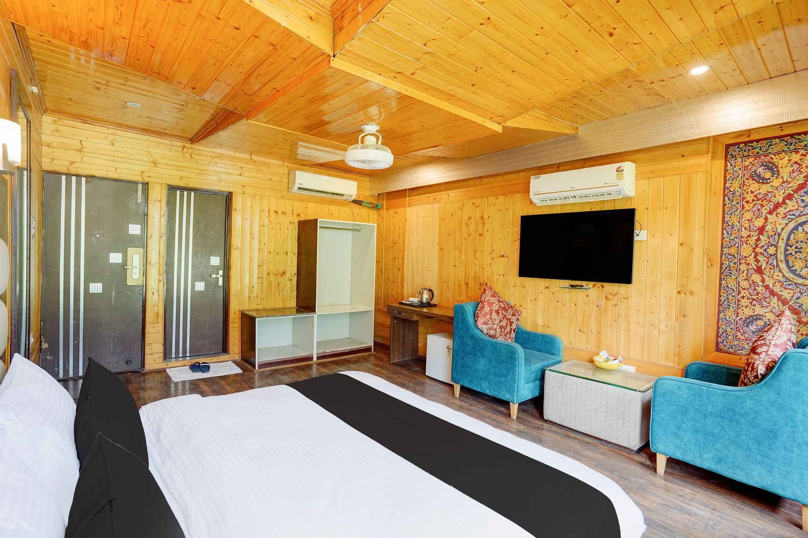 palette hotel regency valley view pahalgam