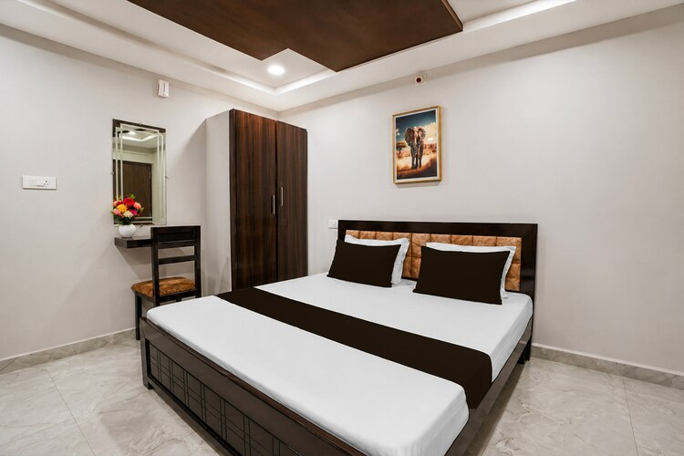 super collection o vedayapalem railway station formerly grand luxury rooms