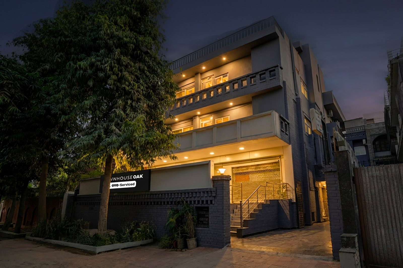 townhouse oak sector 31 noida