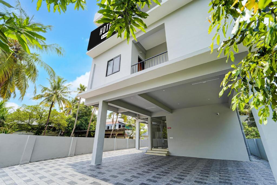 Hotel O Nettoor Junction Kochi Formerly Radhika Residency,Plot No. 3, Ibrahim Sulaiman Sait Road, Nettoor, Maradu, Kochi,3 star