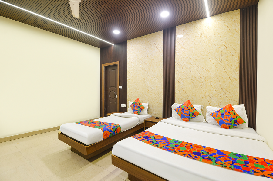 via aura palace
