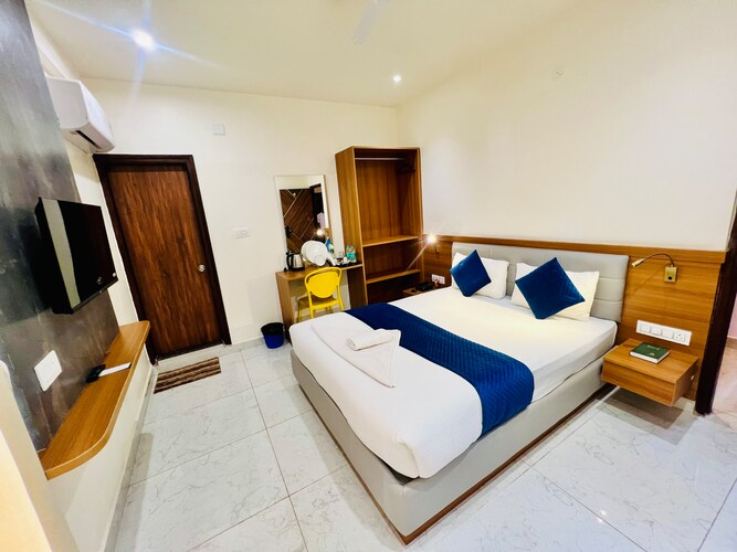 dhisha woods hotel