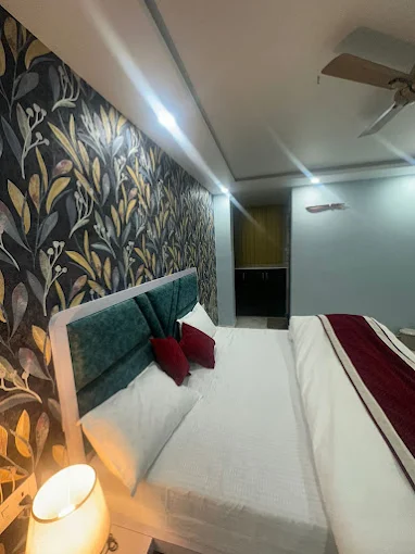 hotel highway crown