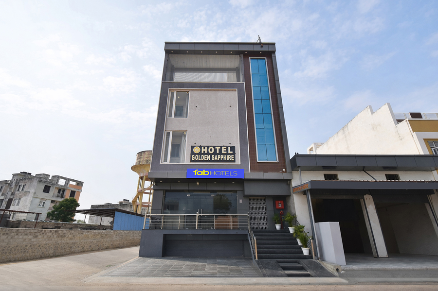 Fabhotel Golden Sapphire,Shop No: 80/354 Near Giri Marg, Mansarover,3 star