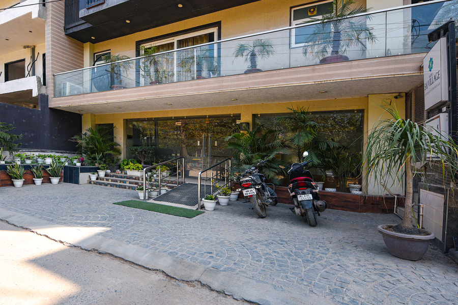 fabhotel sai village sector 46