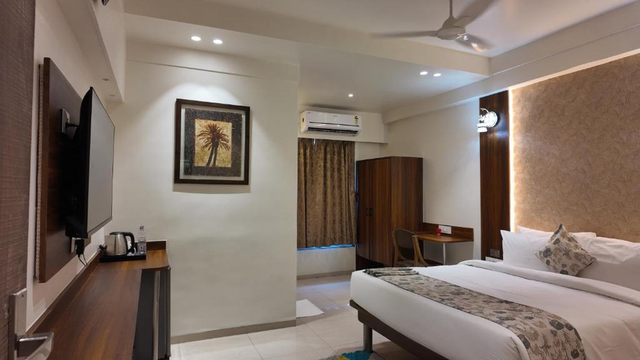 the palm regency beacon vapi
