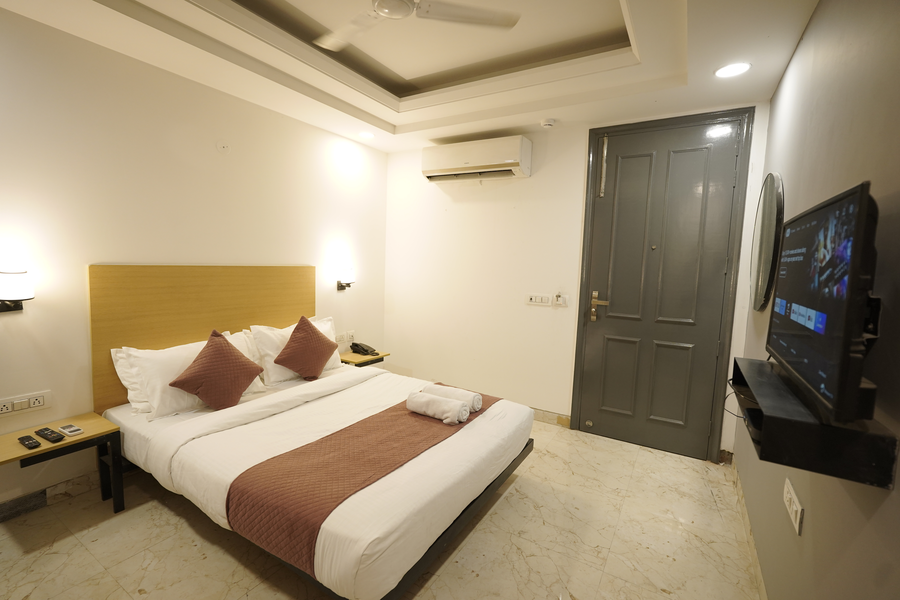 Hotel Smart Stays,Global Foyer Mall, Plot No. 75, Golf Course Rd, Near Dlf Phase-1, Sector 28, Gurugram, Haryana 122002,3 star