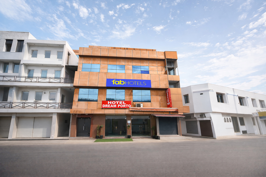 Fabhotel Dream Porto,104/2/2, National Highway 8, Near Igi Airport, Aerocity Zone, Mahipalpur, New Delhi 110037,3 star
