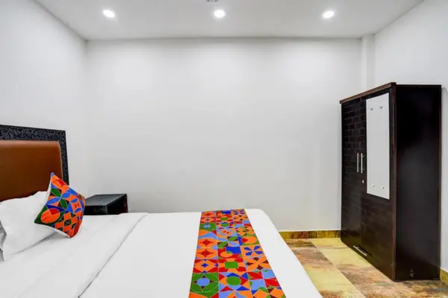 Fabhotel Casa Royal,C-195, Opposite Mutton Mahal, Greater Kailash-1, M Block, Greater Kailash I, New Delhi 110048,3 star