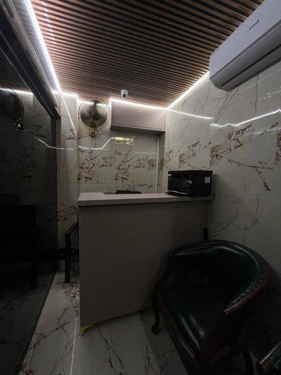 Hotel Newyork By Stayzy,,3 star