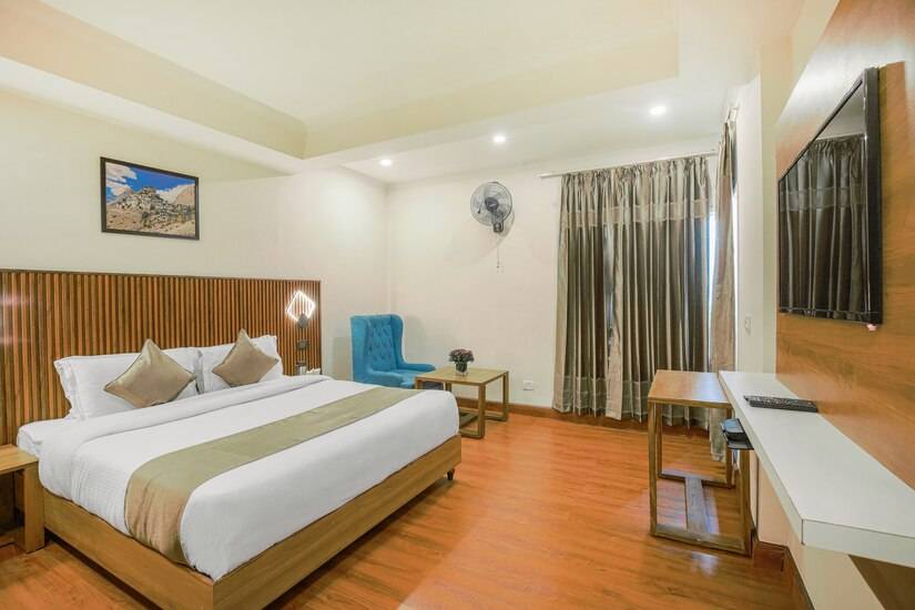 Hotel Baisaran,Chandanwari Road,3 star