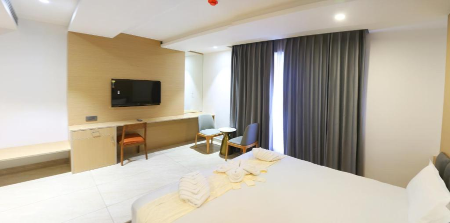 Roots Luxury Suits & Banquets,,4 star