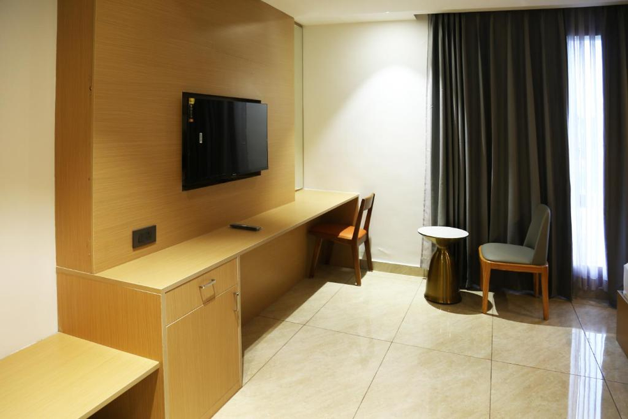 roots luxury suits and banquets