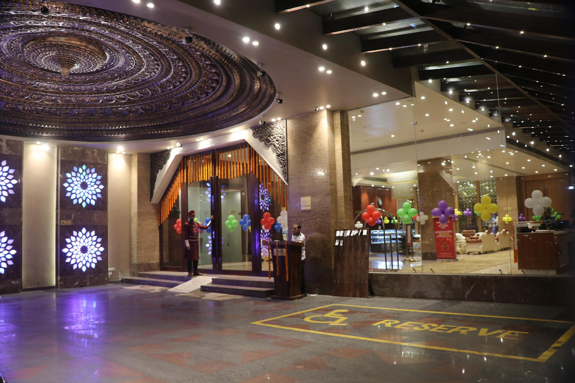 Hotel Vennington Court,Devendra Nagar,4 star