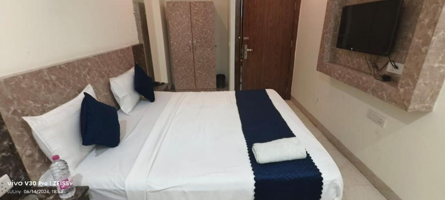 hotel gold stays near delhi airport
