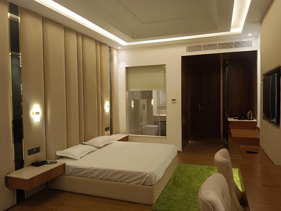 Hotel Maharaja Crest,,2 star