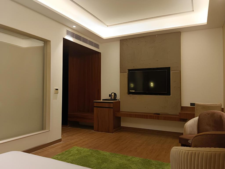 Hotel Maharaja Crest,,2 star