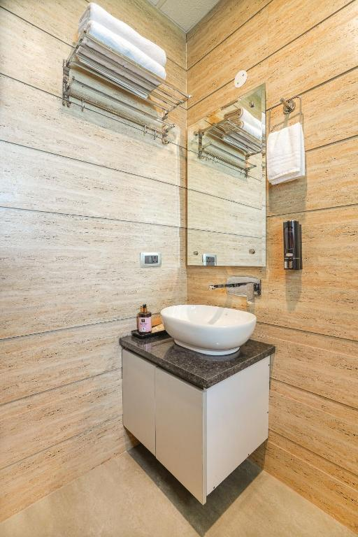 alaya stays 3 bhk apartment with hill view cliff trident