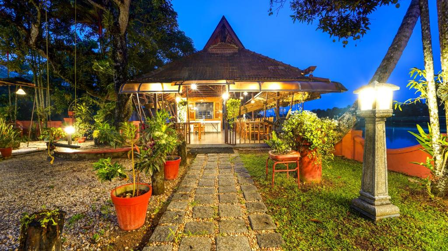 Alaya Stays Palm Dale Heritage Backwater Retreat With Garden And Restaurant,Nedumudy Panchayat,4 star
