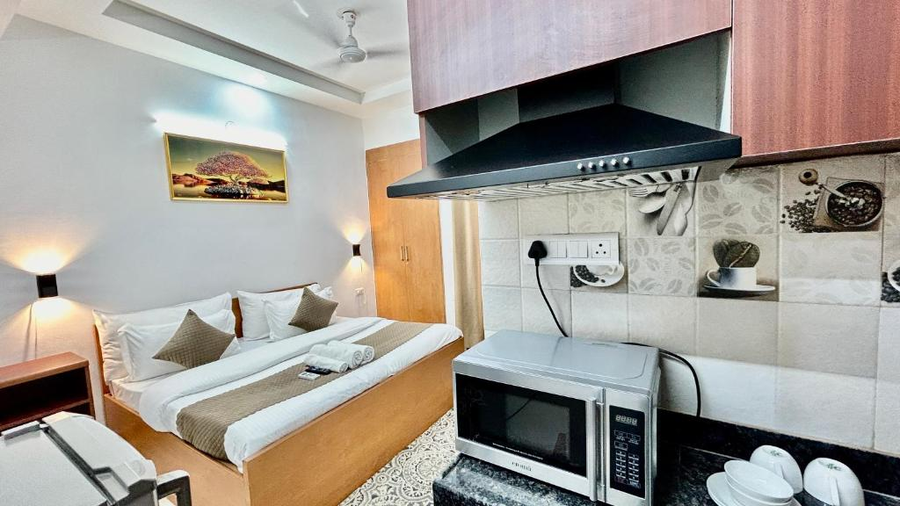 Aura Luxury Studio Near Artemis Hospital,Golf Course Road,3 star