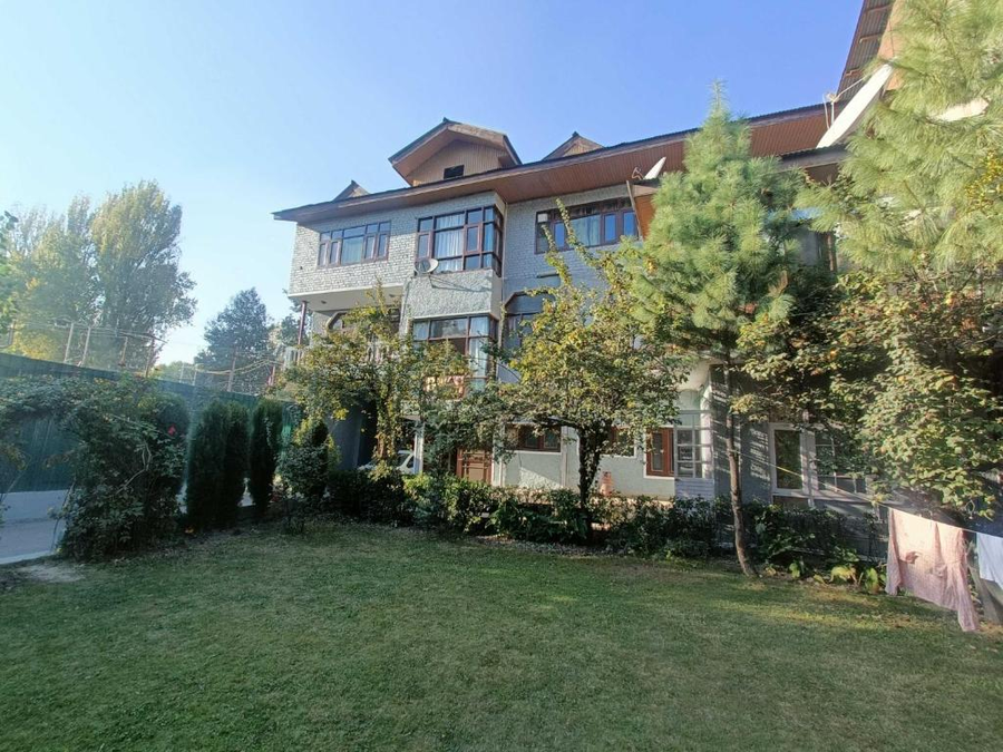 super collection o airport road solina