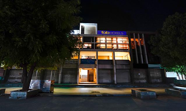 Fabhotel Relax,Swarnim Paradise, K Rd, Behind H.P Petrol Pump, Opp. Hotel Leela, Vavol, Gandhinagar, Gujarat 382016,3 star