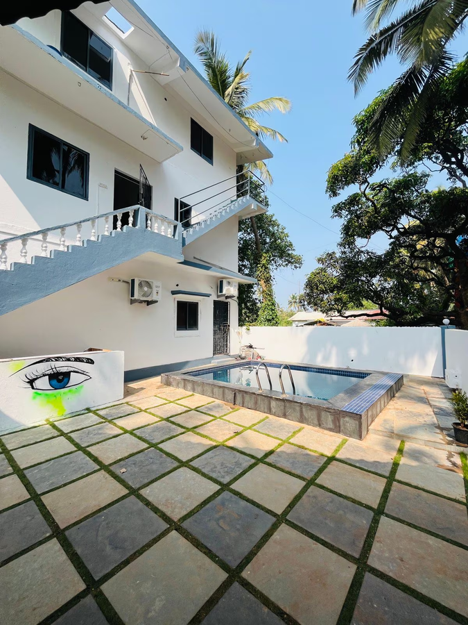 karma stays hostel morjim