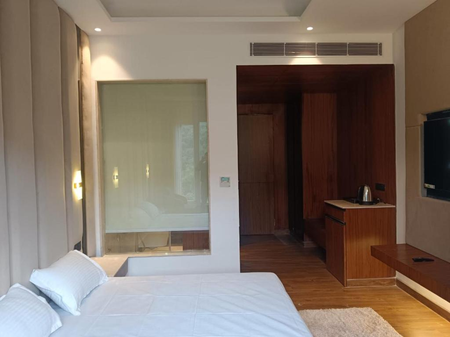 Hotel Maharaja Crest,,2 star