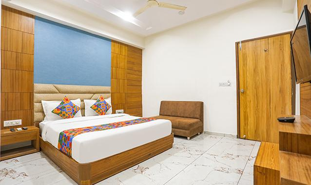 fabhotel raj villa