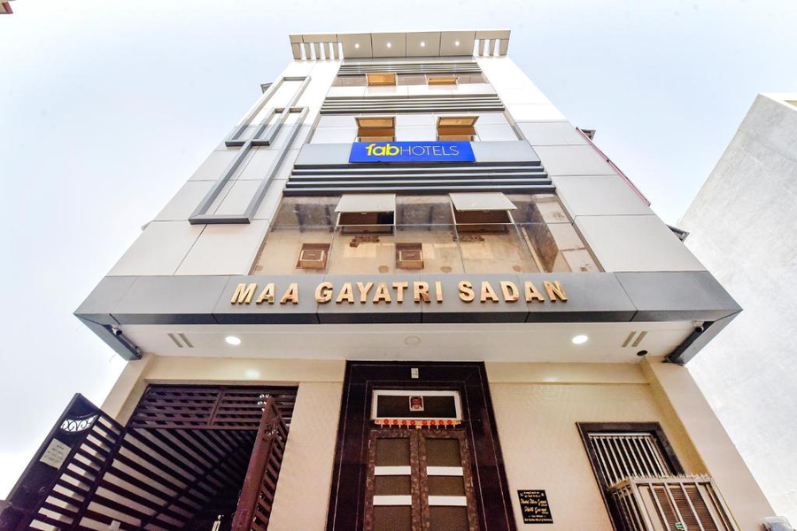 Fabhotel Maa Gayatri Sadan - Nr Pram Mandir / Shree Banke Bihari Temple,,3 star
