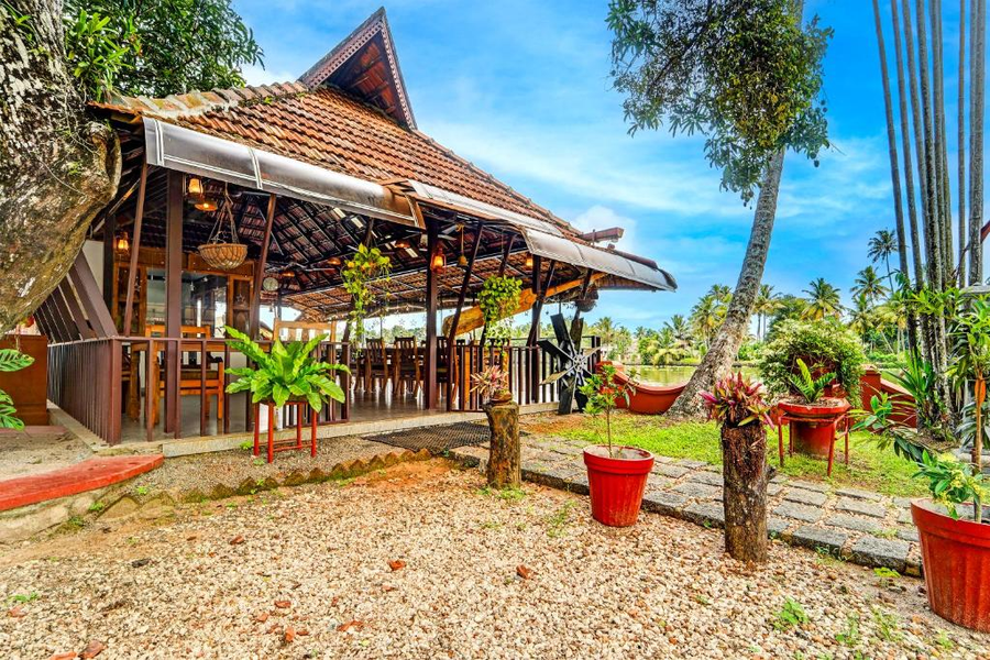 Alaya Stays Palm Dale Heritage Backwater Retreat With Garden And Restaurant,Nedumudy Panchayat,4 star
