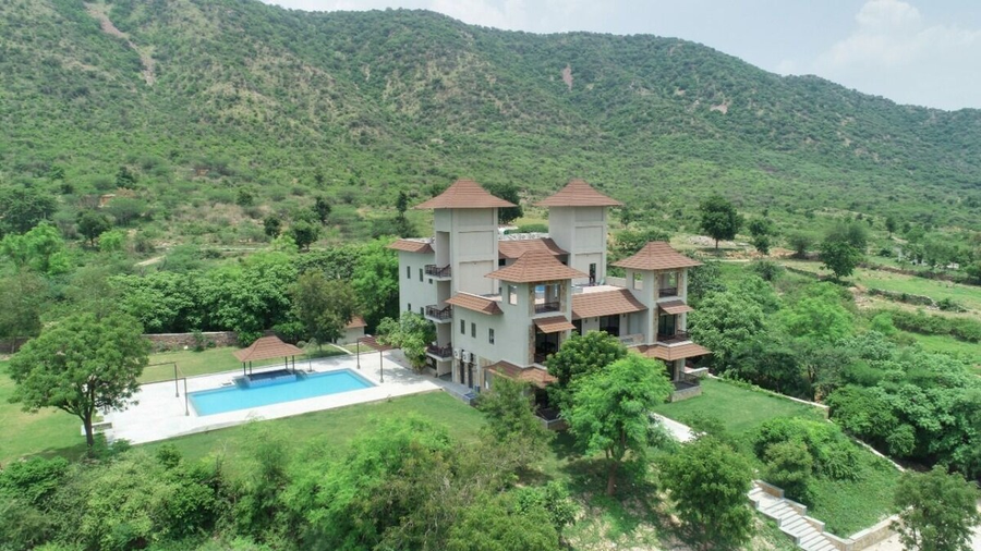 the hunting lodge luxury resort in udaipur