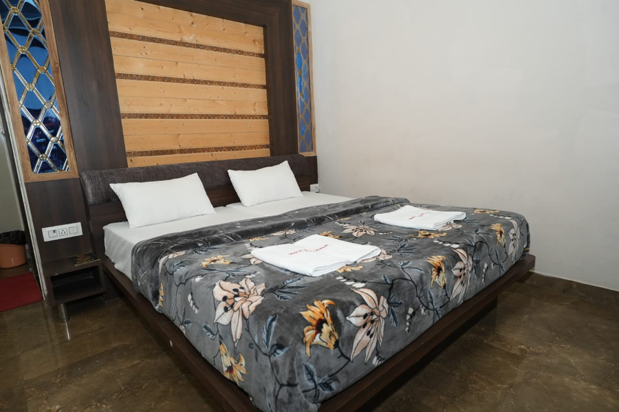 Raj Mahal Hotel,,3 star