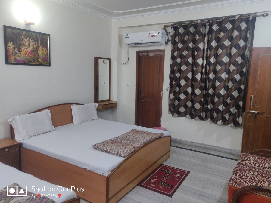 Giriraj Kripa,Vrindavan,3 star