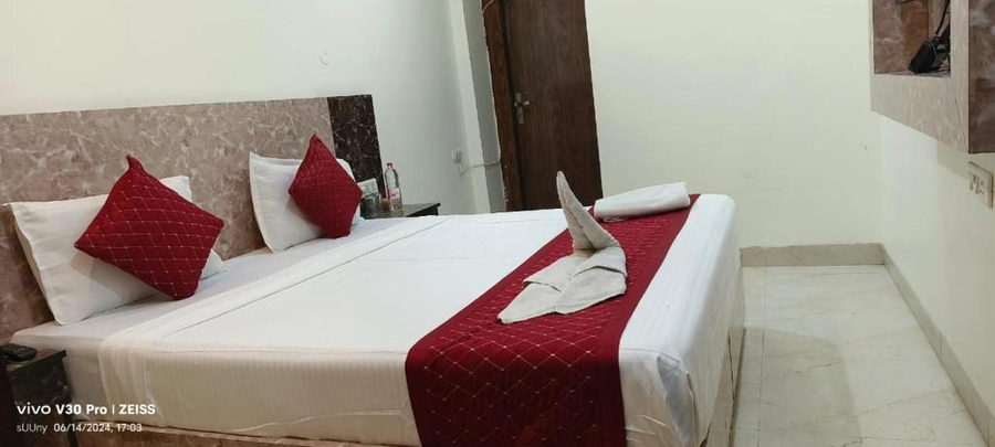 hotel gold stays near delhi airport