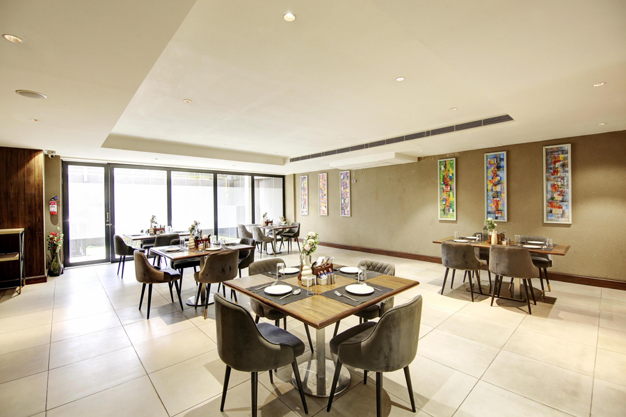 Saltstayz Premier - Cyber Hub,Dlf Phase 3,4 star