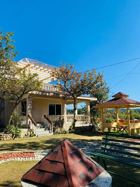 Jolly Retreat,,3 star