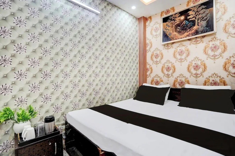 Starx Signature Plaza Near Karkardooma Metro Station,,2 star