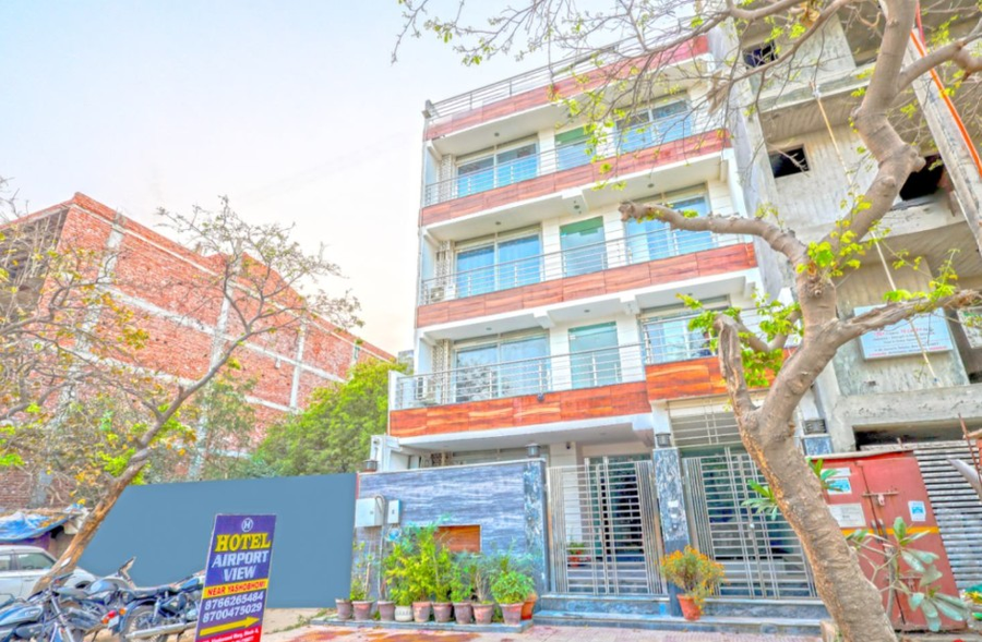 hotel airport near yashobhumi