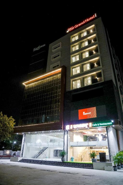 Hotel The Grand,,3 star