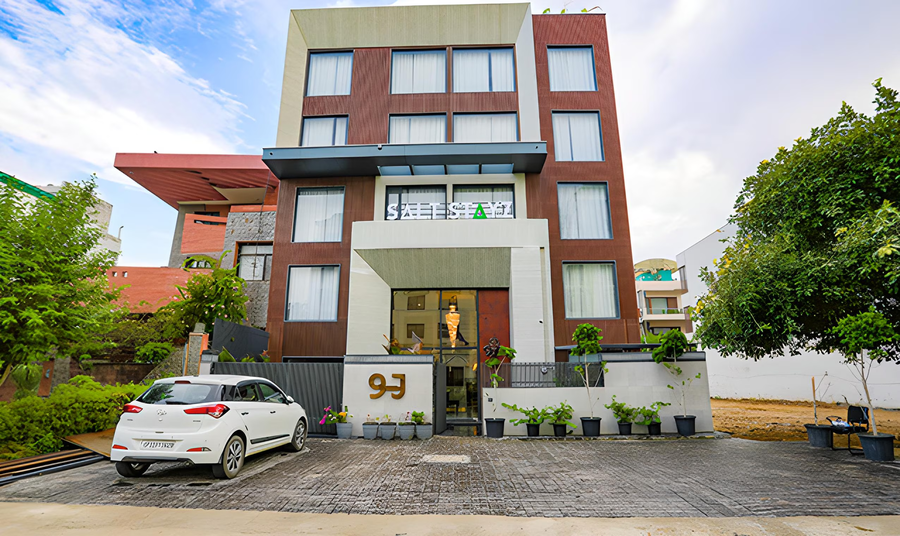 Saltstayz Premier - Cyber Hub,Dlf Phase 3,4 star
