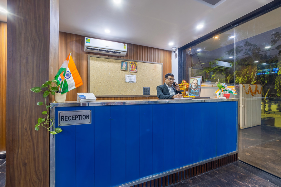 hotel aura grand sector 63 noida