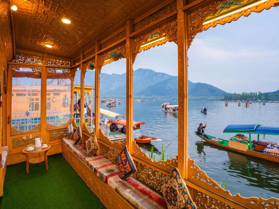 Moustache Houseboat Srinagar,Dal Lake,3 star