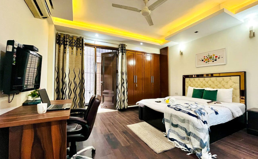 Bluo Park Facing 3Br - Balcony, Lift, Parking,Panchshila Park,3 star