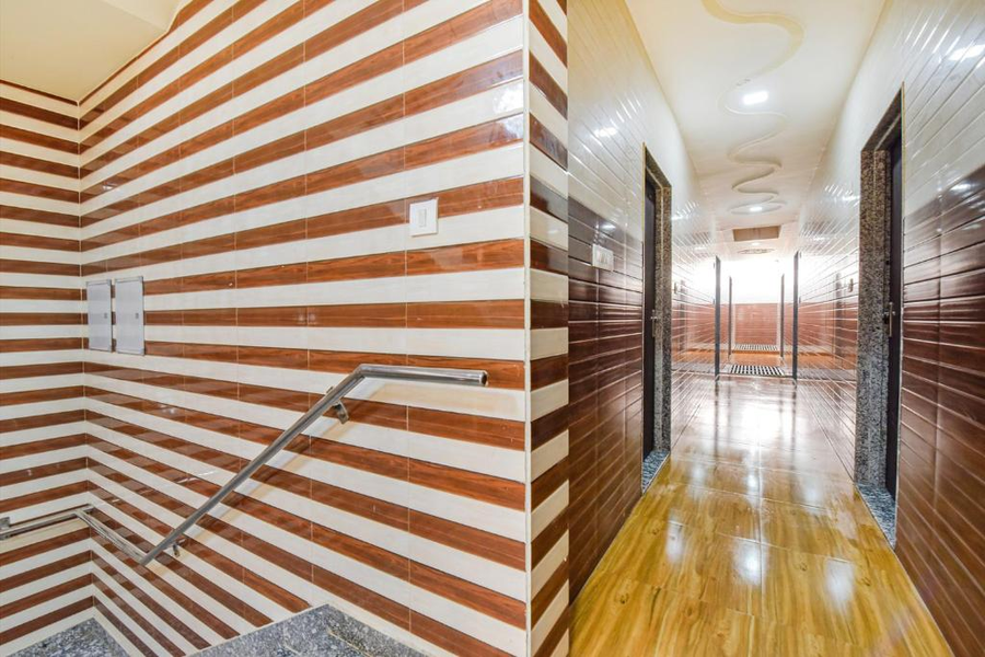 Fabhotel Maa Gayatri Sadan - Nr Pram Mandir / Shree Banke Bihari Temple,,3 star