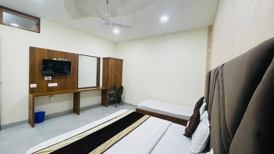 Hotel Av Grand,Hussianpura Chowk,3 star